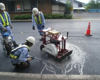 既設舗装面円形カッター切断作業