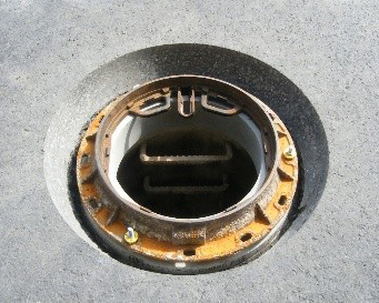 鉄蓋周囲の仕上げ調整をしている様子