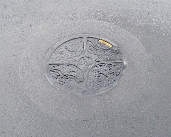 完成した段差のない舗装とマンホールの様子（完成）